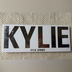 Kylie Jenner pressed powder eyeshadow pallet
